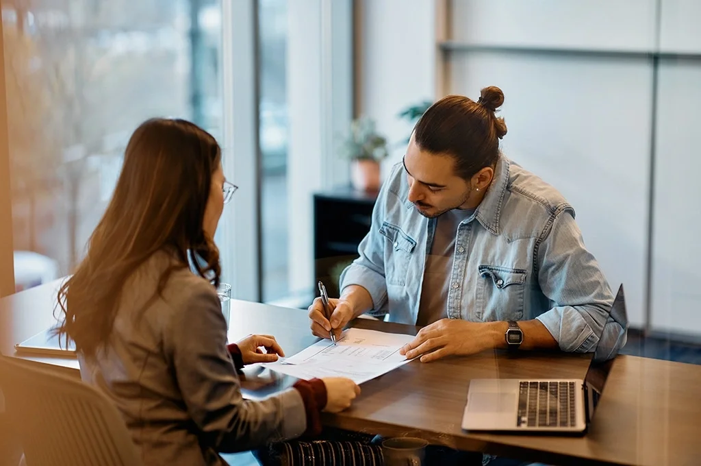 A man works with his banker after finding out about VBBP participating banks